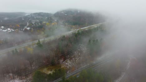 미국 뉴햄프셔 주 워싱턴 산 근처의 시골 숲 지역과 도로 위의 안개