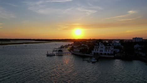 Schwenken-Eines-Wunderschönen-Sonnenuntergangs-In-Der-Bucht-Von-North-Carolina