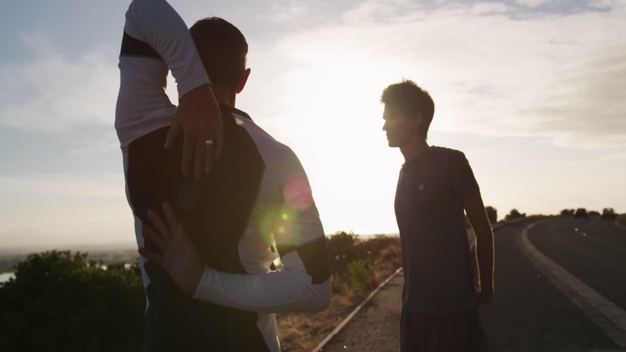 아버지 와 젊은 성인 아들 이 함께 야외 활동 을 즐기고 있다