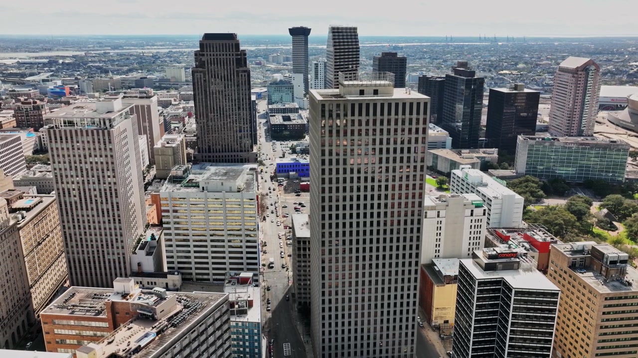 Una vista aerea di una città con edifici alti
