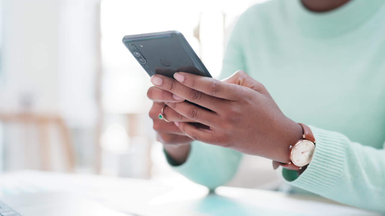 mani che scrivono, smartphone alla scrivania