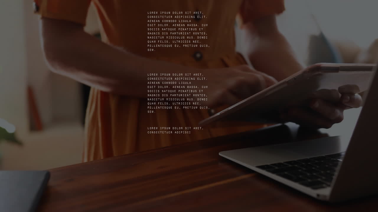 animación de procesamiento de datos sobre mujer caucásica usando tableta y portátil