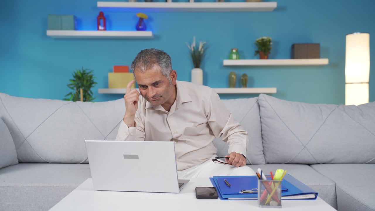 el hombre de la oficina en casa actúa inteligente y inteligente.