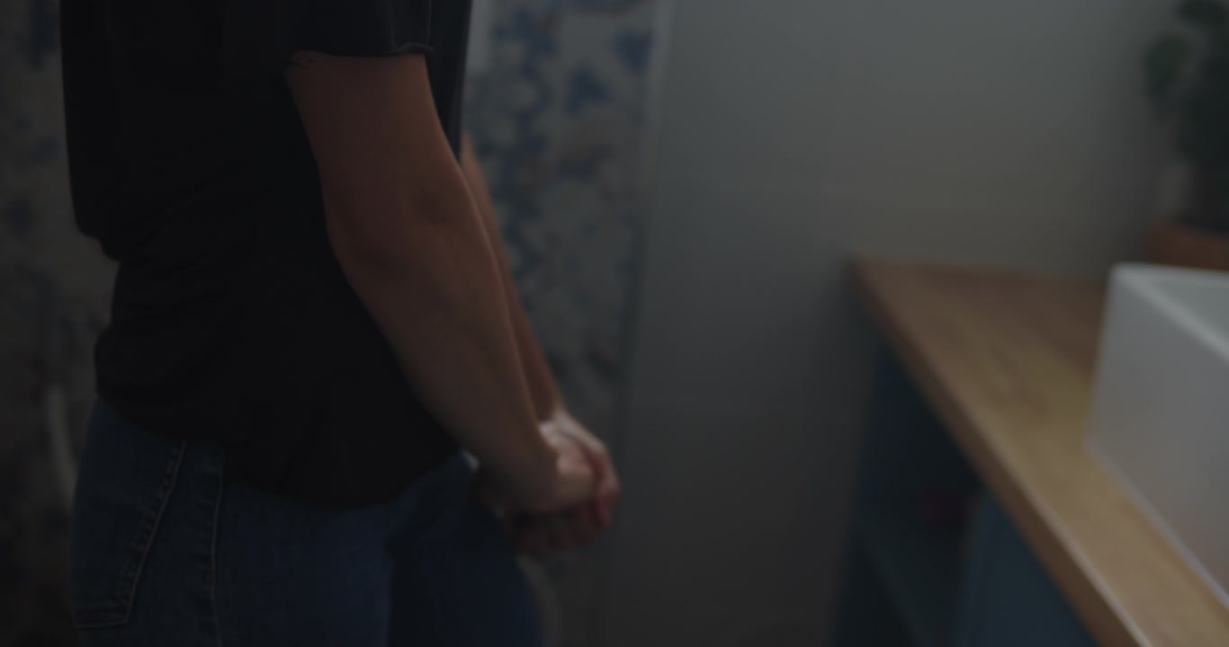 Donna che fa scorrere la mano lungo il braccio