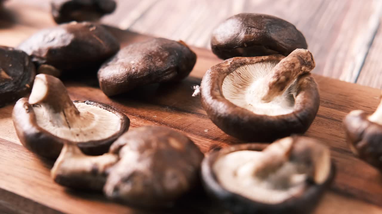 setas shiitake frescas en una tabla de cortar de madera