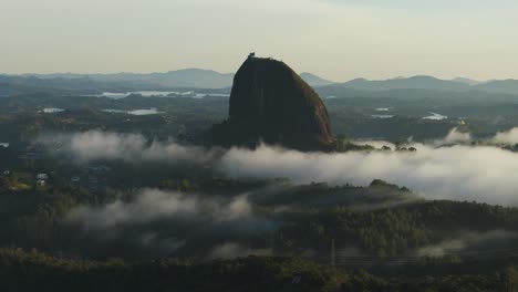 El-Peñón-De-Guatape,-Famoso-Paisaje-Turístico-En-Colombia,-Aéreo