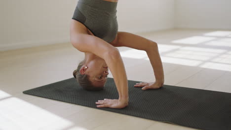 Mujer-De-Yoga-Saludable-Practicando-Pose-De-Cabeza-Disfrutando-De-Un-Estilo-De-Vida-Fitness-Haciendo-Ejercicio-En-El-Estudio-Estirando-Un-Hermoso-Entrenamiento-Corporal-En-Una-Colchoneta-De-Ejercicios