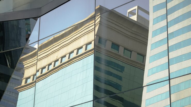 Riflesso di edifici commerciali nelle facciate a specchio di altri palazzi nel quartiere finanziario di una grande città.