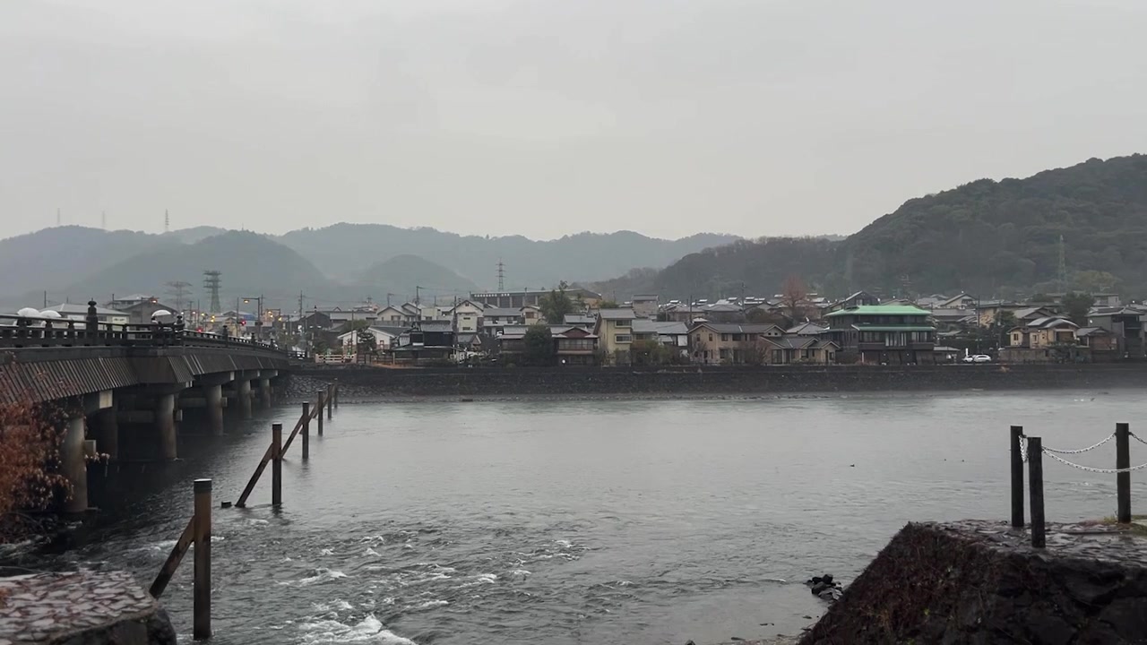 Giorno di pioggia sul fiume Uji, Giappone