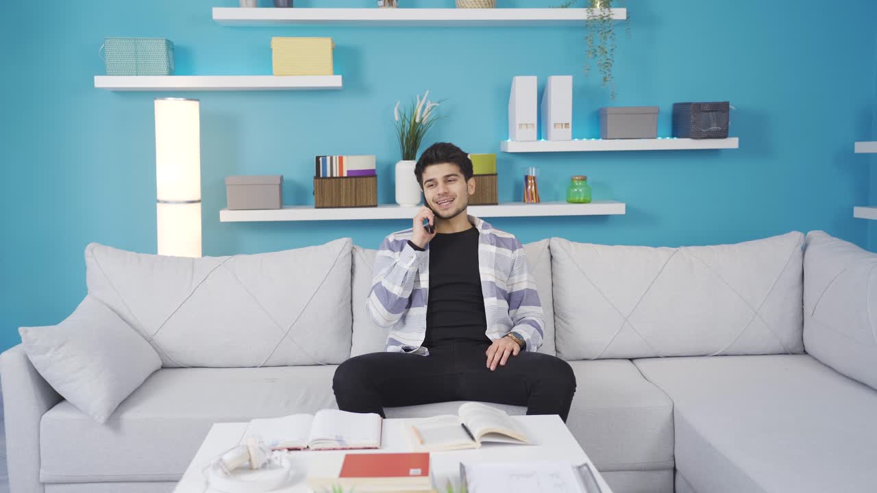 젊은이가 행복하고 평화롭게 집으로 돌아옵니다.