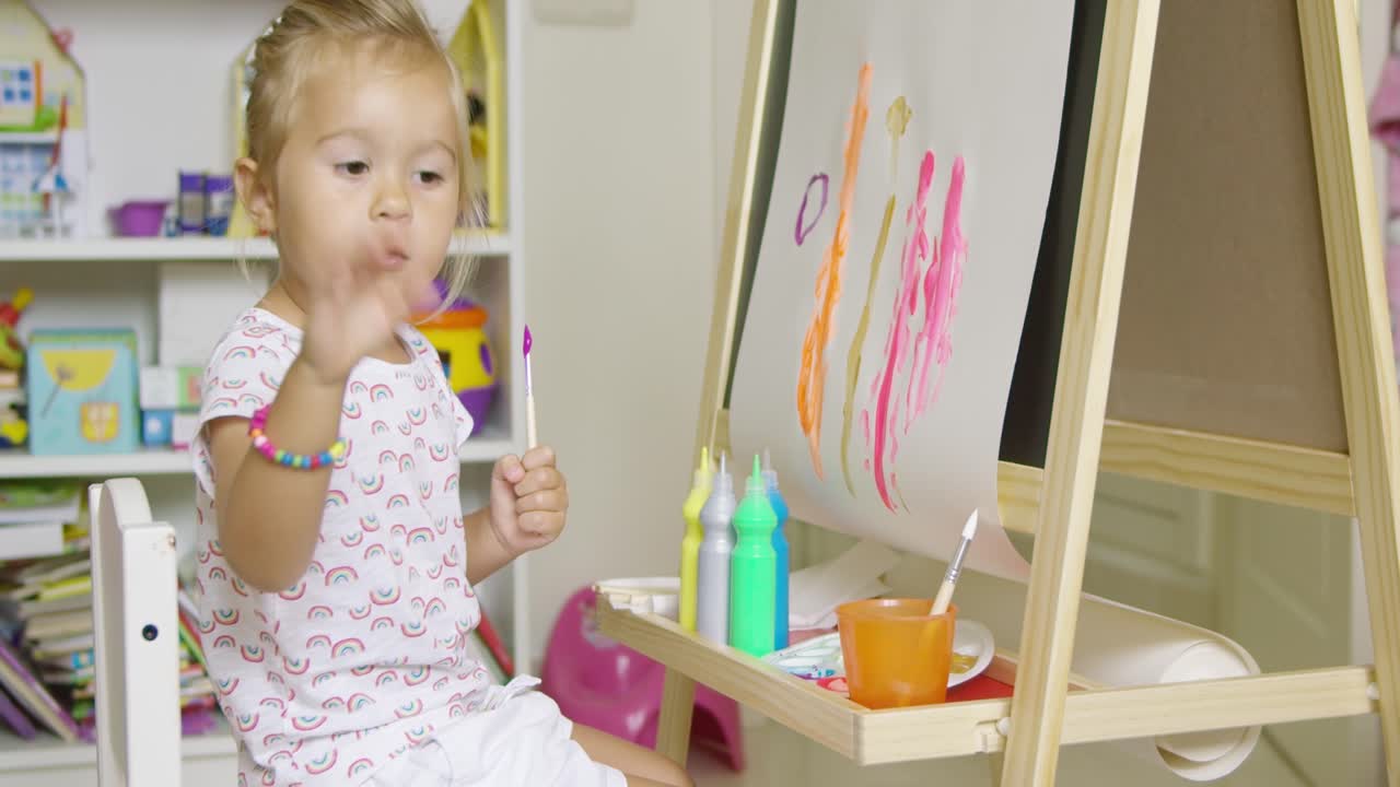 예쁜 어린 소녀 예술가