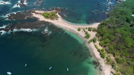 Costa-Rica-San-Juanillo-Beach-Luftdrohnenflug-über-Blauem-Ozean-Und-Sandiger-Küstenspitze,-4k