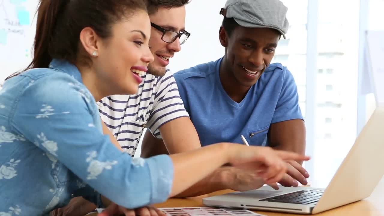 equipo de edición trabajando en el portátil juntos