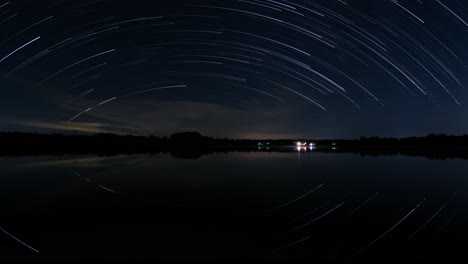 Lape-Nocturno-Con-Estelas-De-Estrellas-En-El-Lago.