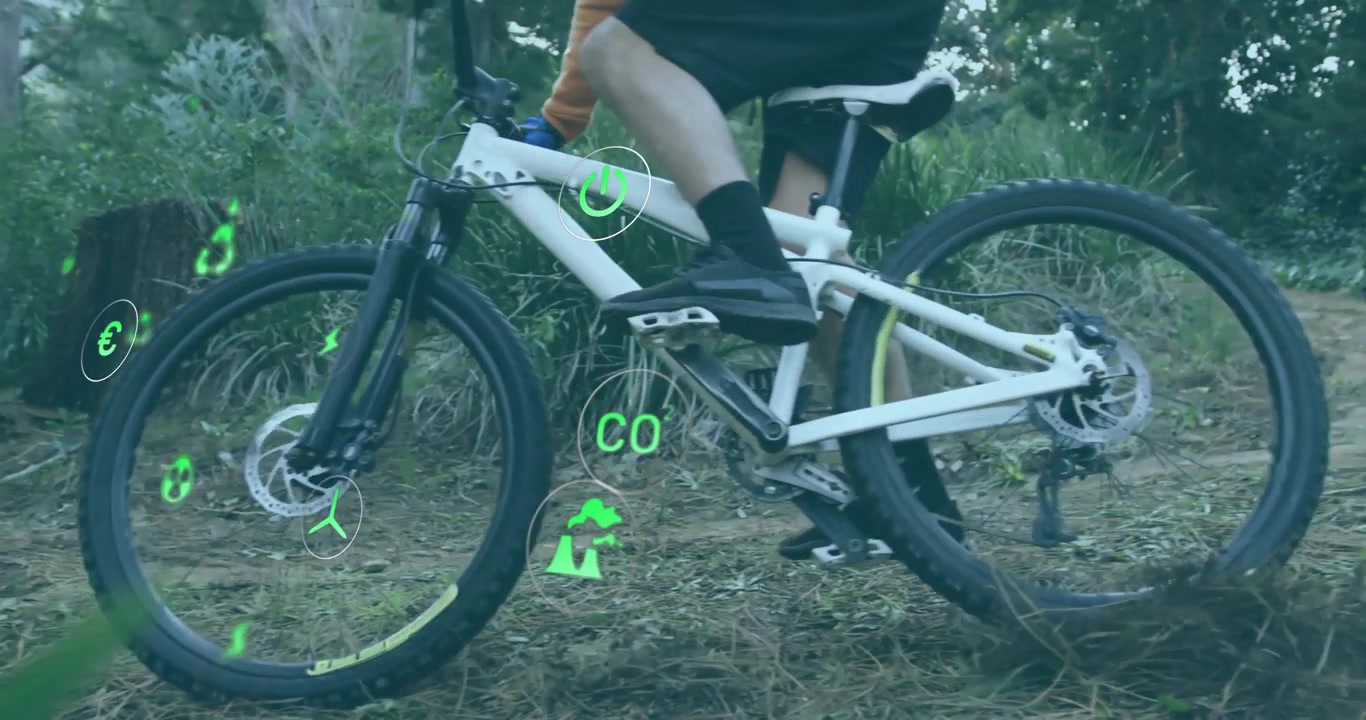 Ciclista entrando em cena pedalando por uma trilha enquanto ícones verdes se agrupam ao redor da bicicleta destacando dados ecológicos.