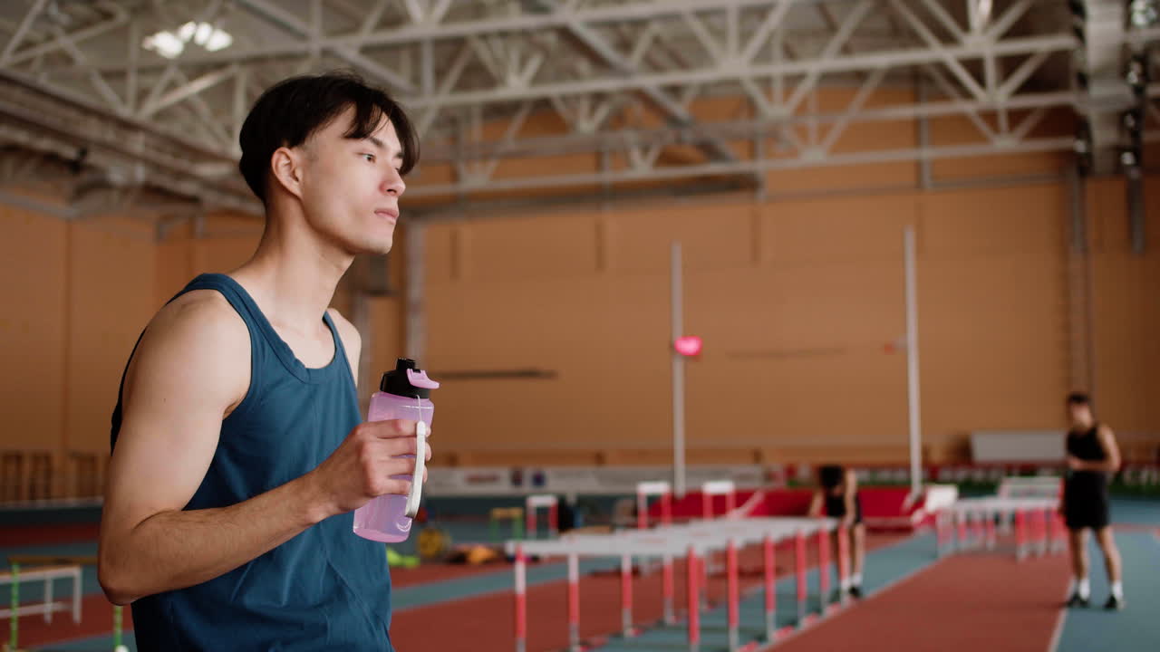 물을 마시는 젊은이