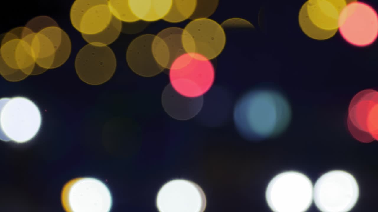 tráfico nocturno en la carretera y coches en movimiento