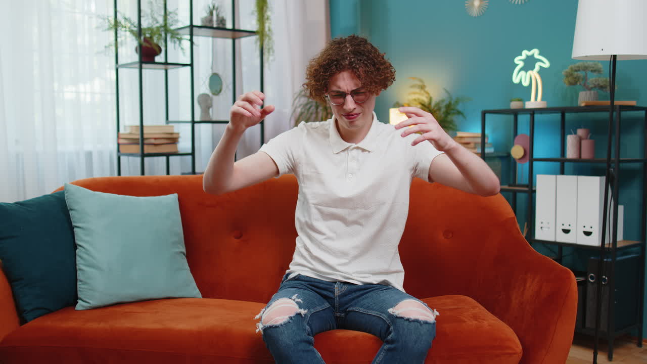 hombre estresado independiente revisando gráficos y gráficos de negocios y arrojando papeles facturas no pagadas en el aire