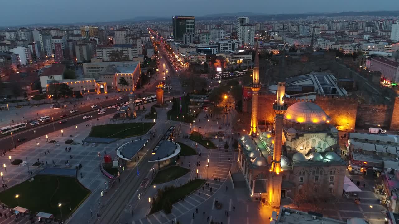 Moschea, Minareto e Vista Aerea della Città 2
