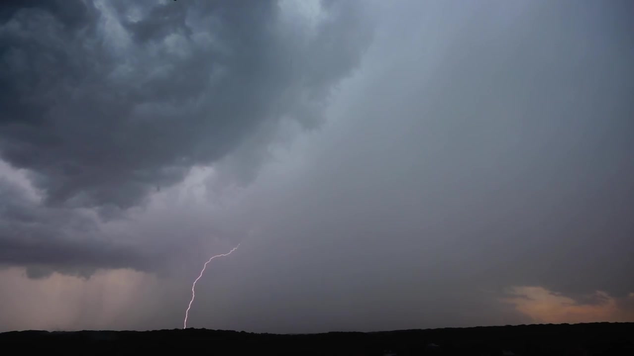 Temporale e fulmini tra le nuvole