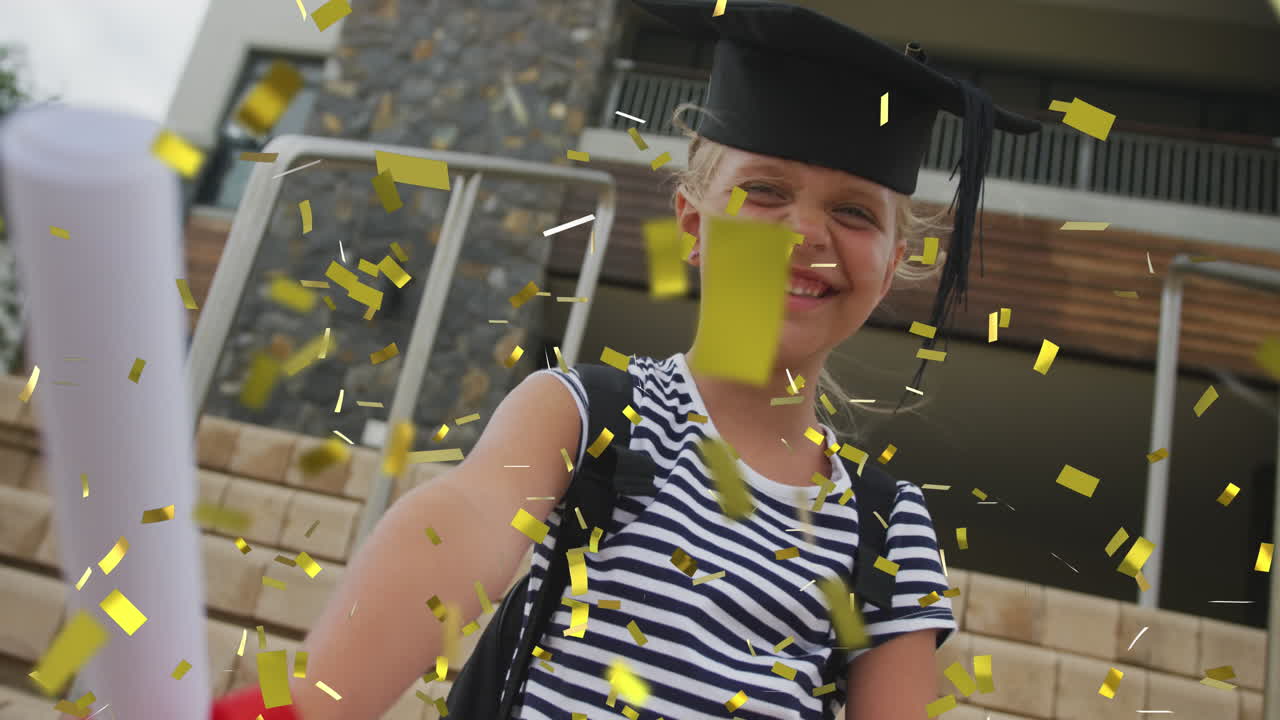 졸업장과 모터 보드를 가진 행복한 백인 여학생 위에 금색 콘페티의 애니메이션