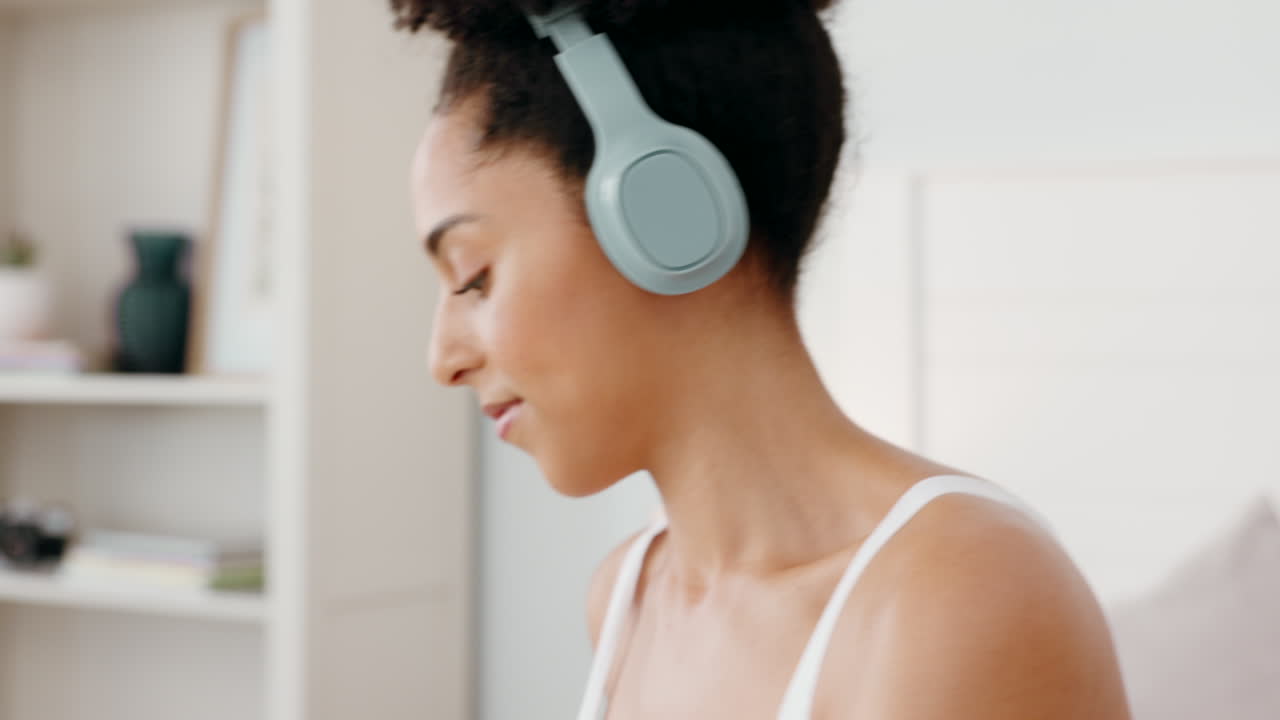 música, teléfono y mujer en el dormitorio streaming