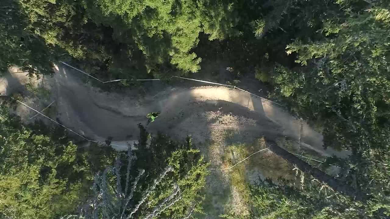 toma superior de un ciclista de montaña montando en el bosque en un sendero de montaña