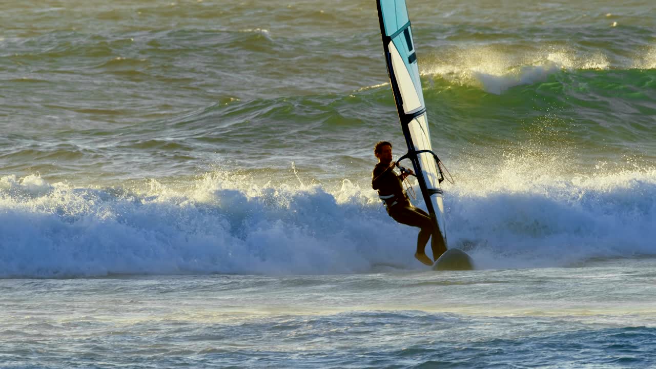 남자 서퍼 해변에서 윈드서핑 4k