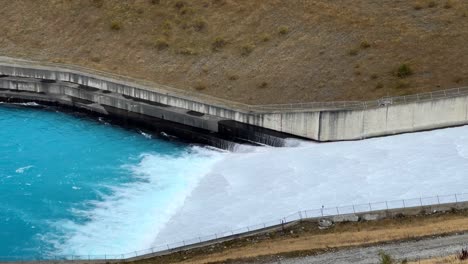 Der-Pukaki-See-Verschüttet-Türkisfarbenes-Gletscherwasser,-Das-In-Den-Pukaki-Fluss-Fließt