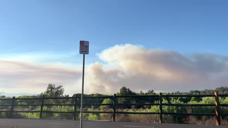 Fuego-De-Ruta-En-Castaic,-Nube-De-Humo-Sobre-Santa-Clarita,-Incendio-Forestal-Con-Vista-De-ángulo-Bajo