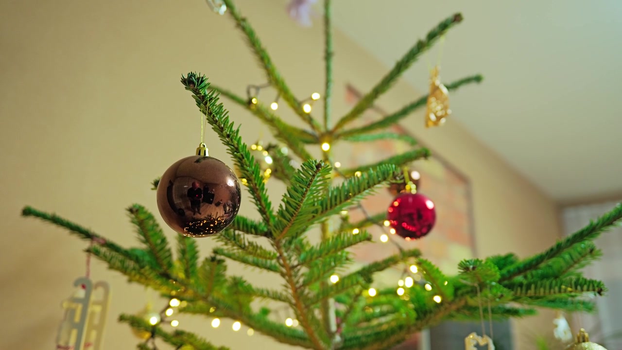 Brilhos da árvore de Natal, pisca-piscas cintilantes, enfeites festivos em um lar aconchegante