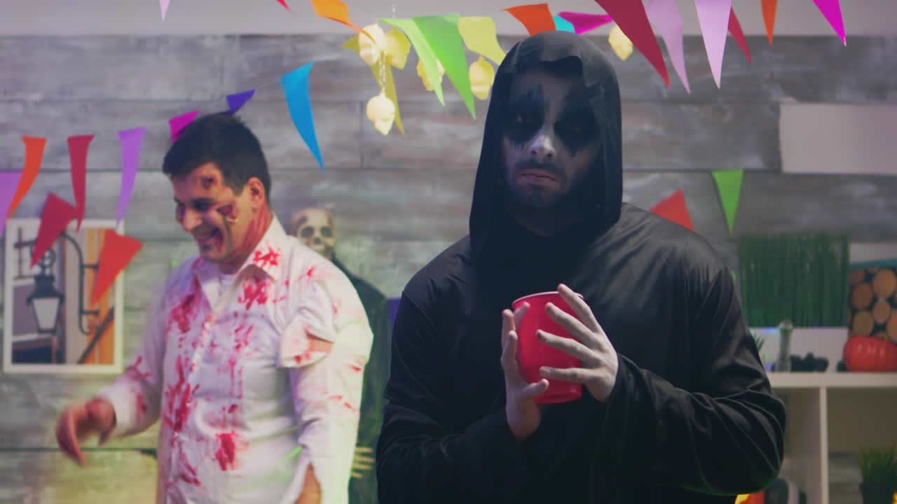 맥주 한 잔 을 마신 끔찍 한 어리 의 초상화