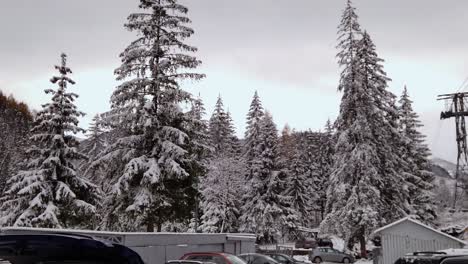 Schneebedeckter-Kuznice-Waldparkplatz-Unter-Dem-Seilbahnmast-Des-Skigebiets,-Polen