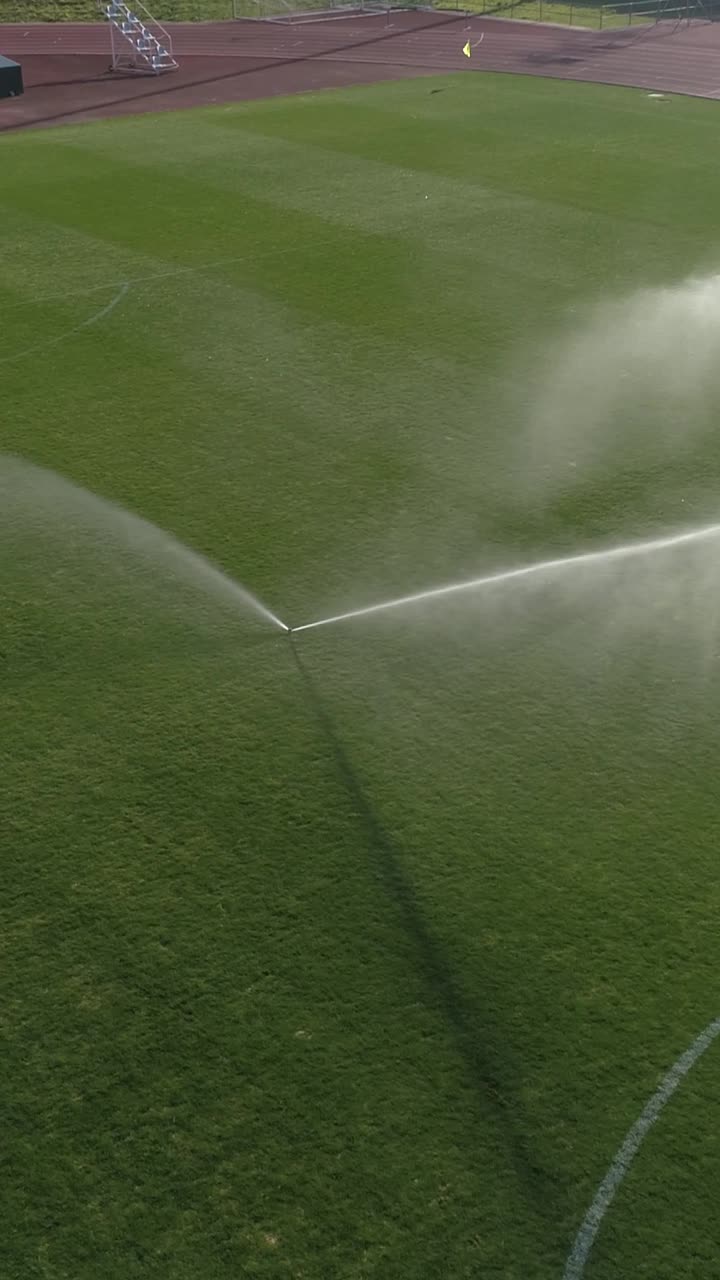 Video verticale di irrigazione aerea di un campo da calcio