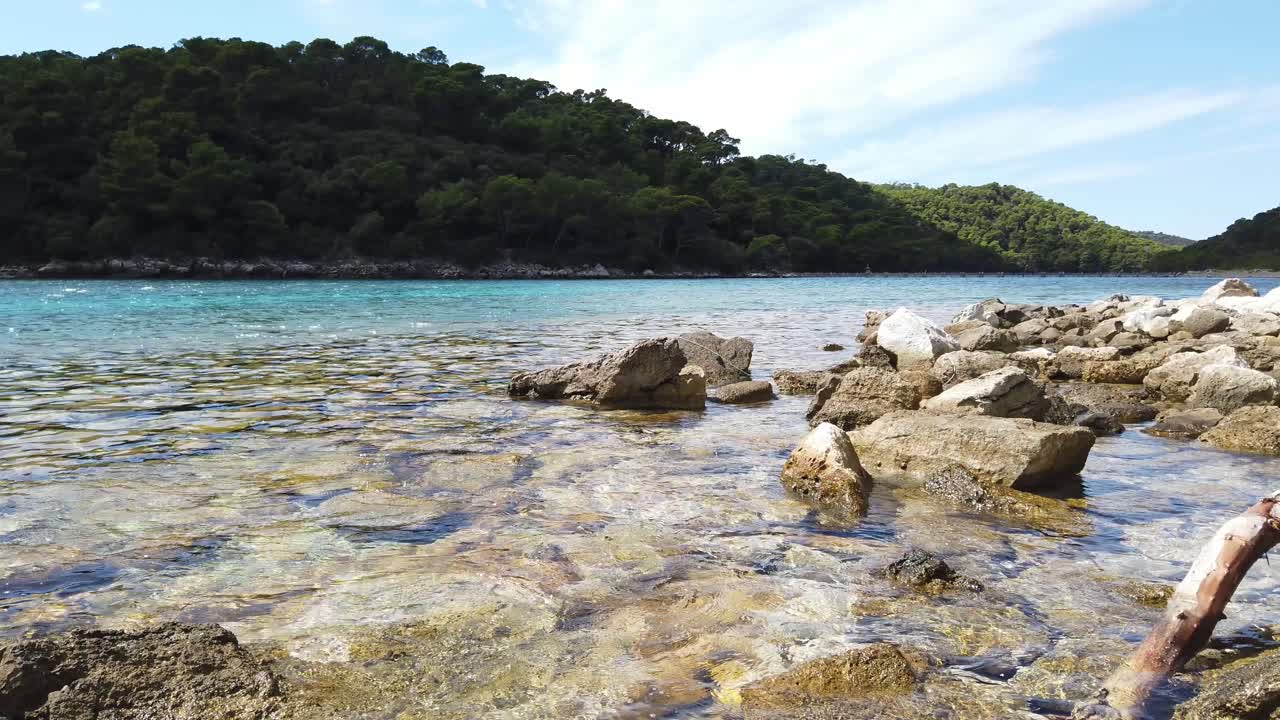 agua reluciente en una playa rocosa cerca de soline en la isla de mljet en croacia en el mar adriático