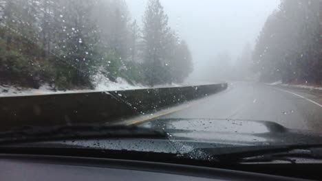 Lloviendo-Mientras-Un-Camión-Circula-Por-Una-Carretera-De-4-Carriles-En-Las-Montañas