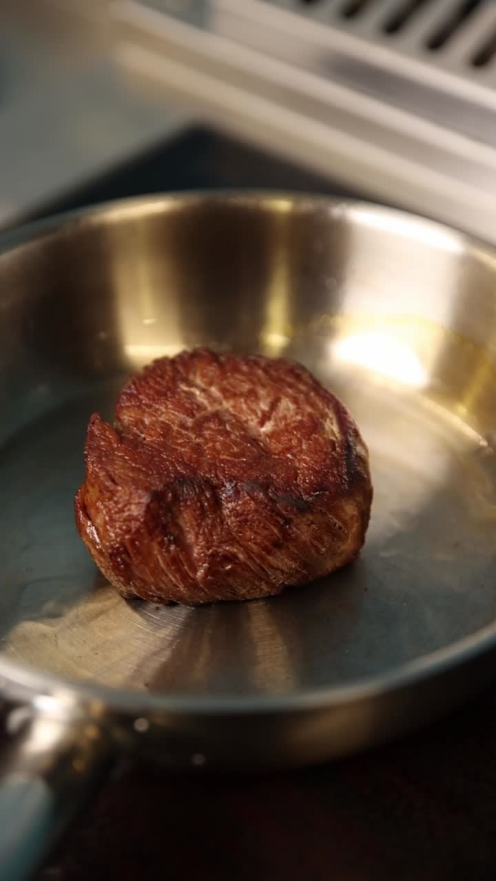 Bøf tilberedes på en pande