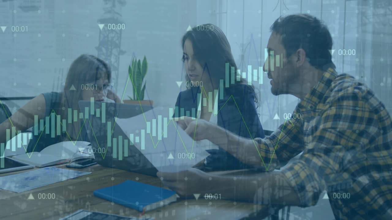 animación de la interfaz infográfica sobre diversos colegas que discuten sobre el documento y la computadora portátil