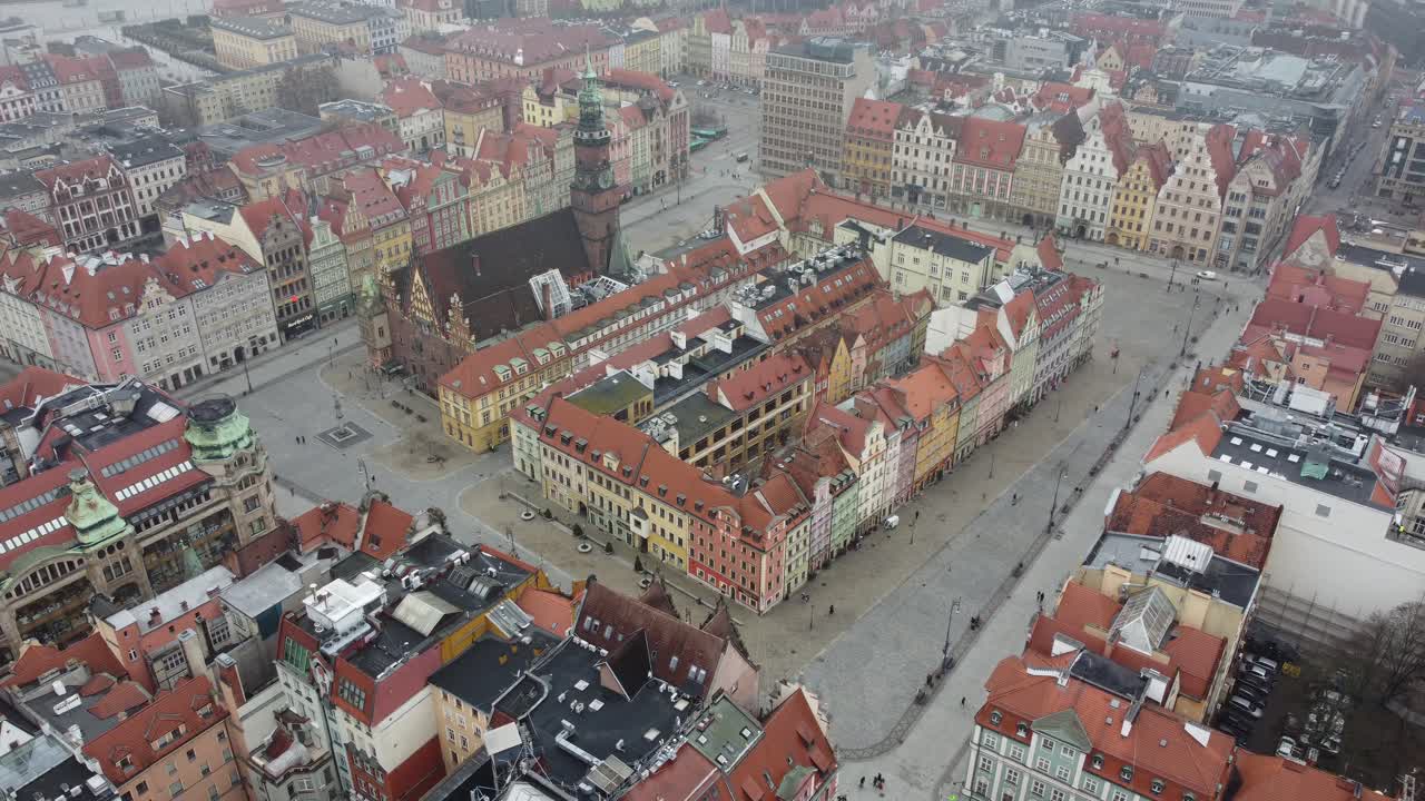 vista aérea de la hermosa ciudad polaca de wroclaw - plaza principal y ciudad antigua