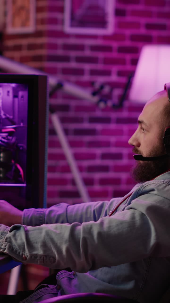 Uomo che gioca al videogioco