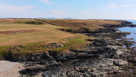 sunny welsh cliffs: vuelo de un avión no tripulado sobre los pastos costeros