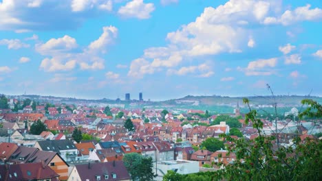 Panoramablick-Auf-Die-Süddeutsche-Stadt-Stuttgart-Mit-Kumuluswolken-Am-Blauen-Himmel