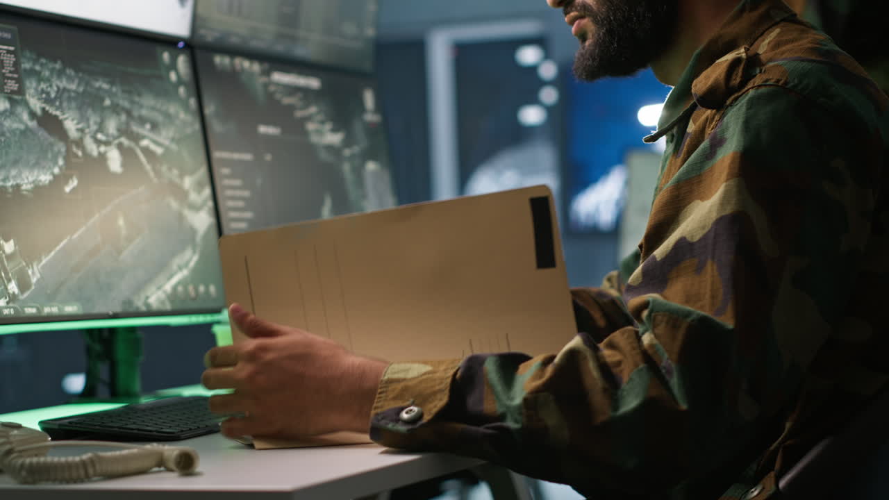 soldado cumpliendo su deber patriótico en la base del cuartel general militar