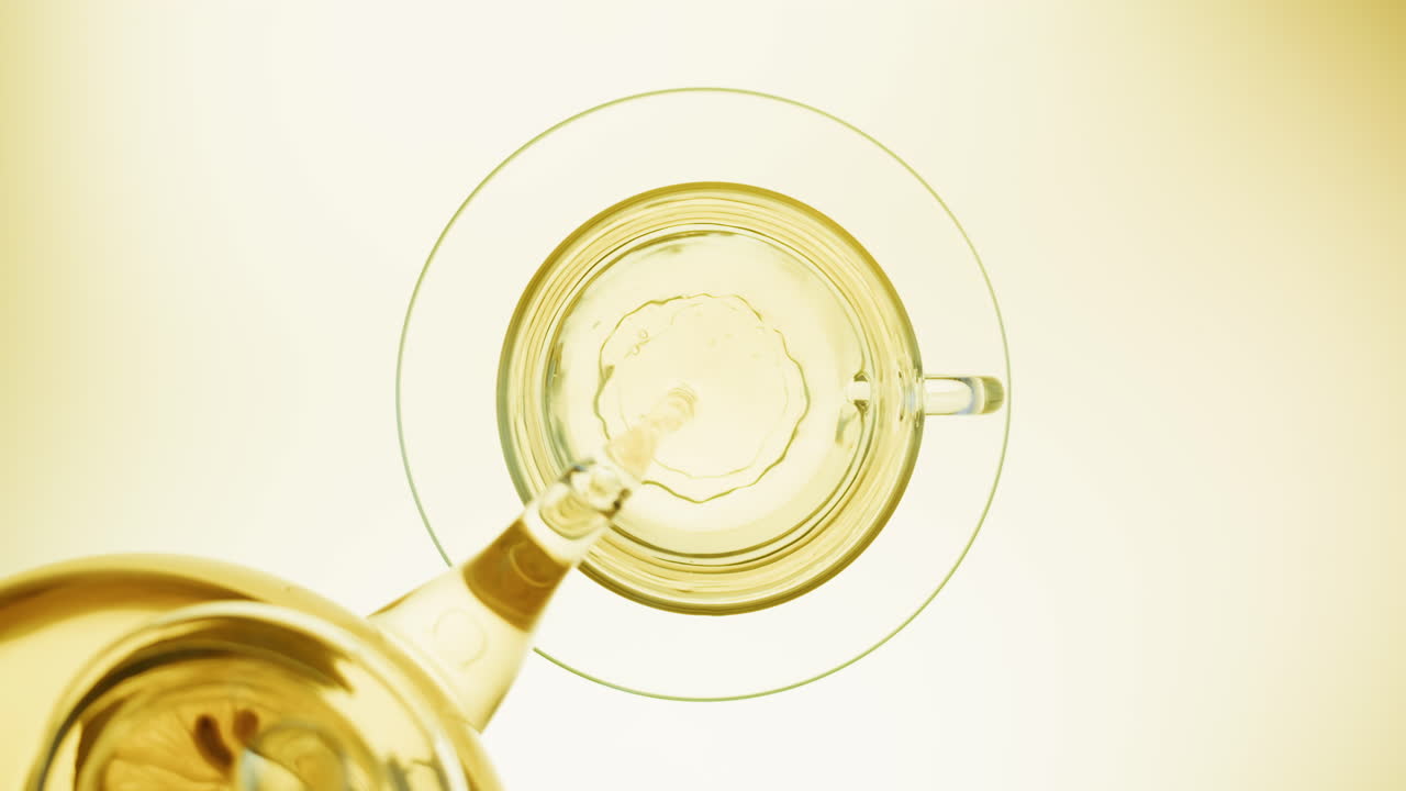 컵에 차를 부는 것