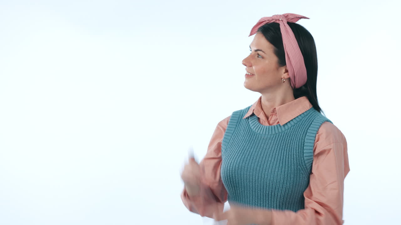 señalando, emocionado y la cara de la mujer en el estudio