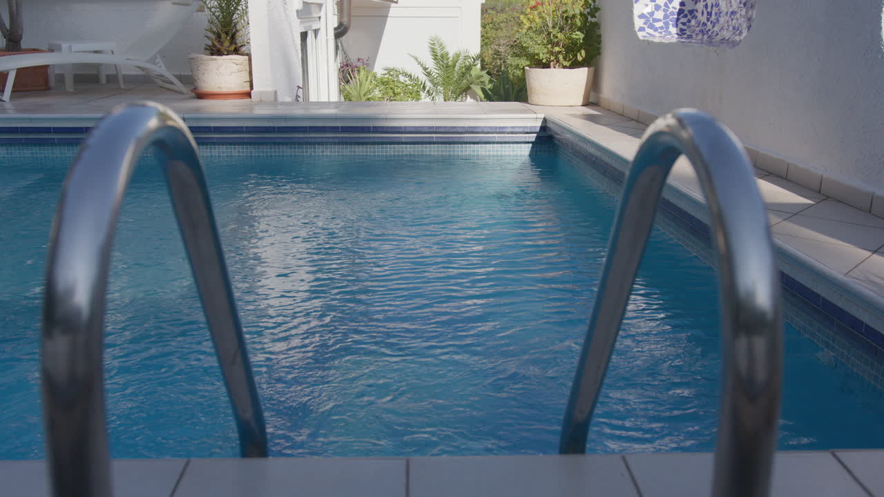 piscina residencial con escalera