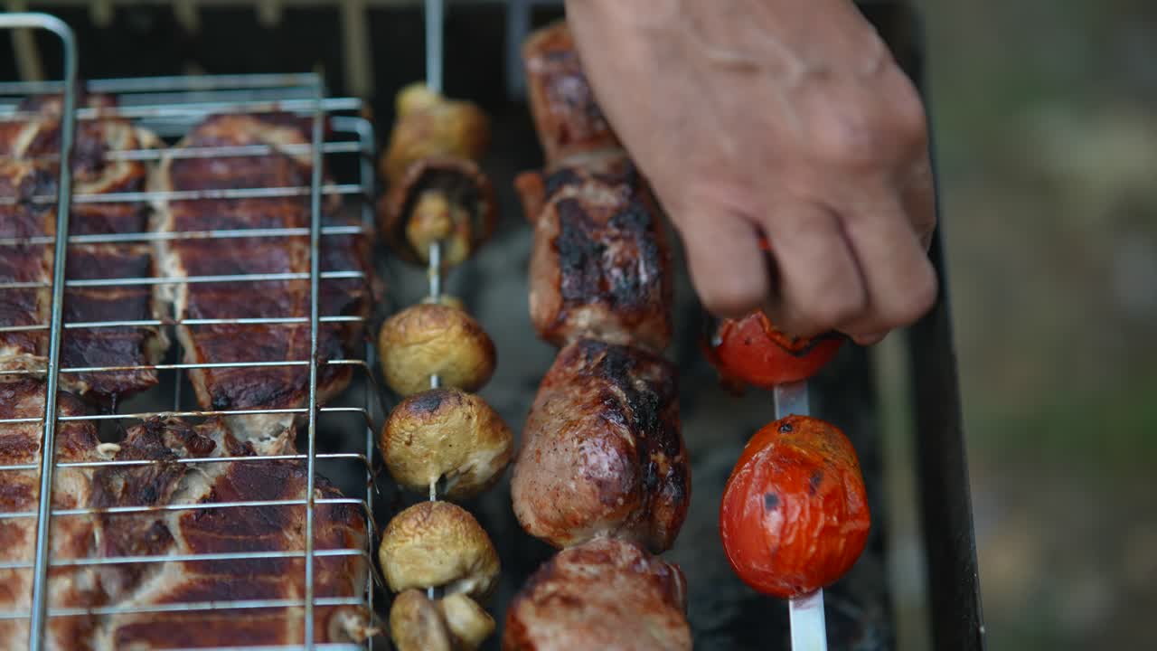 deliciosa barbacoa a la parrilla con salchichas