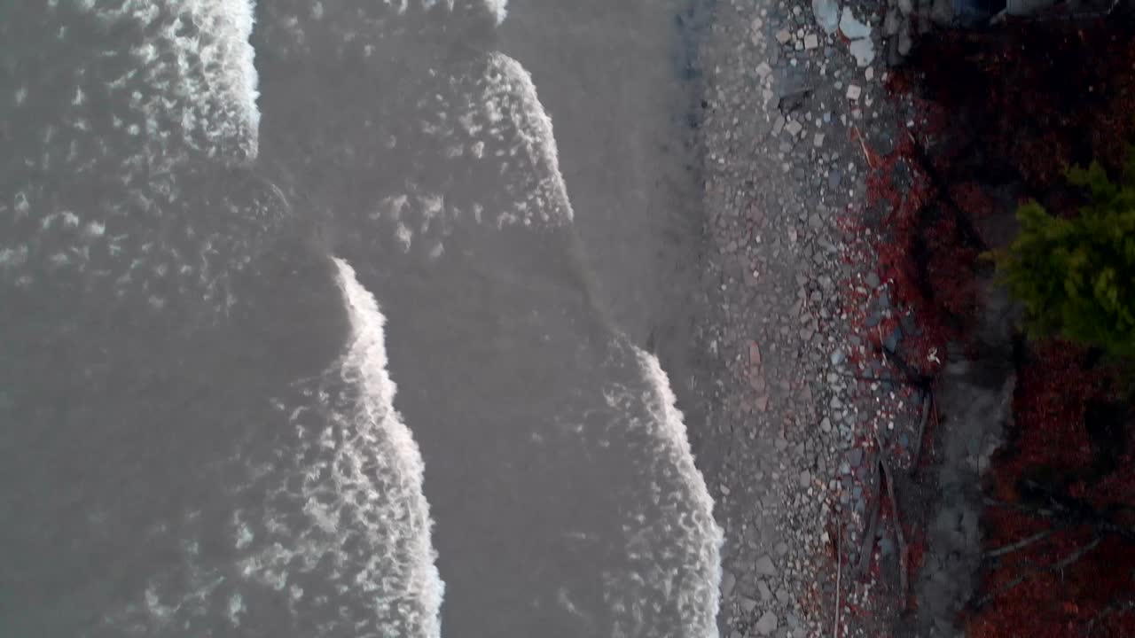 costa del lago ontario en un día nublado en el otoño