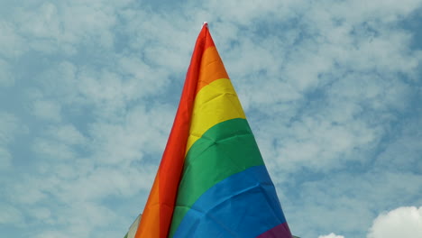 la bandera del arco iris lgbtq+ ondeando en cámara lenta