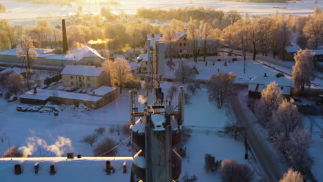 Kommunikationsantennen-Array-Turm-Mit-Blick-Auf-Die-Verschneite-Deutsche-Ländliche-Landwirtschaftslandschaft-Mit-Leuchtendem-Sonnenaufgang